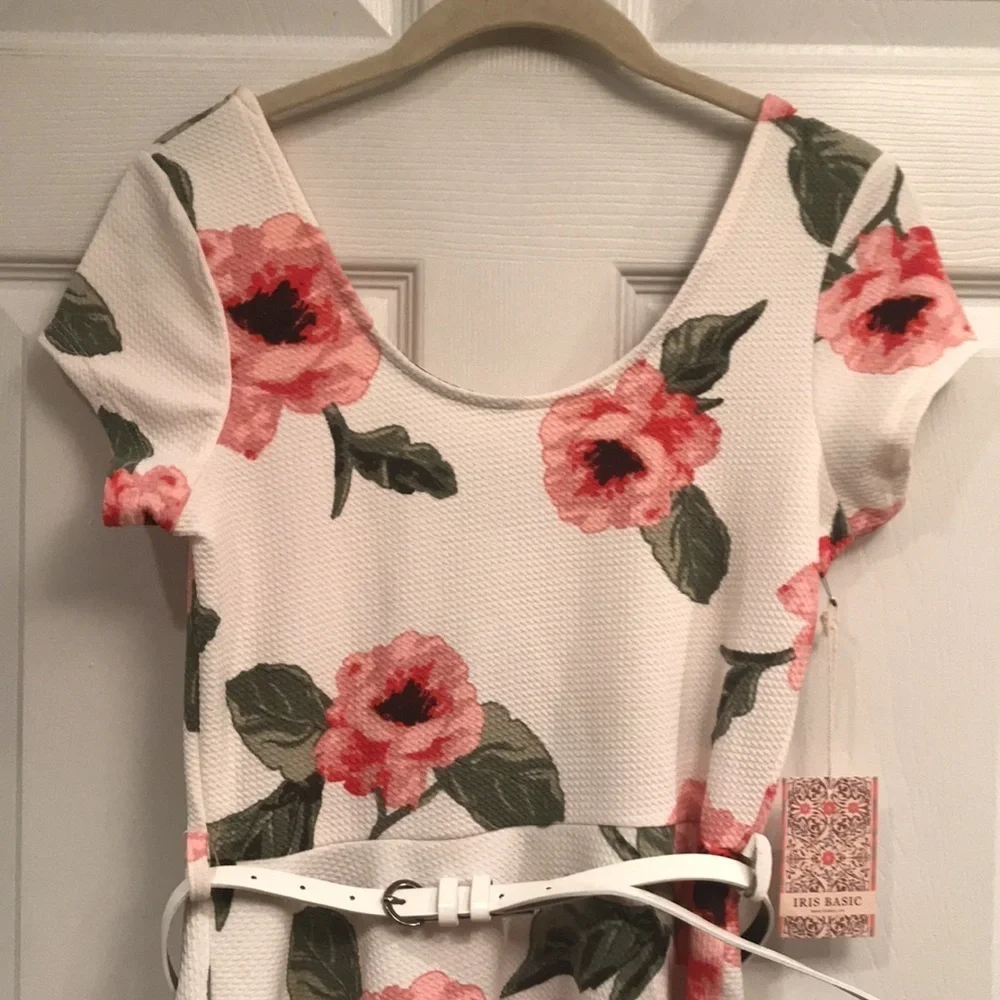 Iris brand size S cap sleeve dress with belt- NWT - Picture 2 of 6